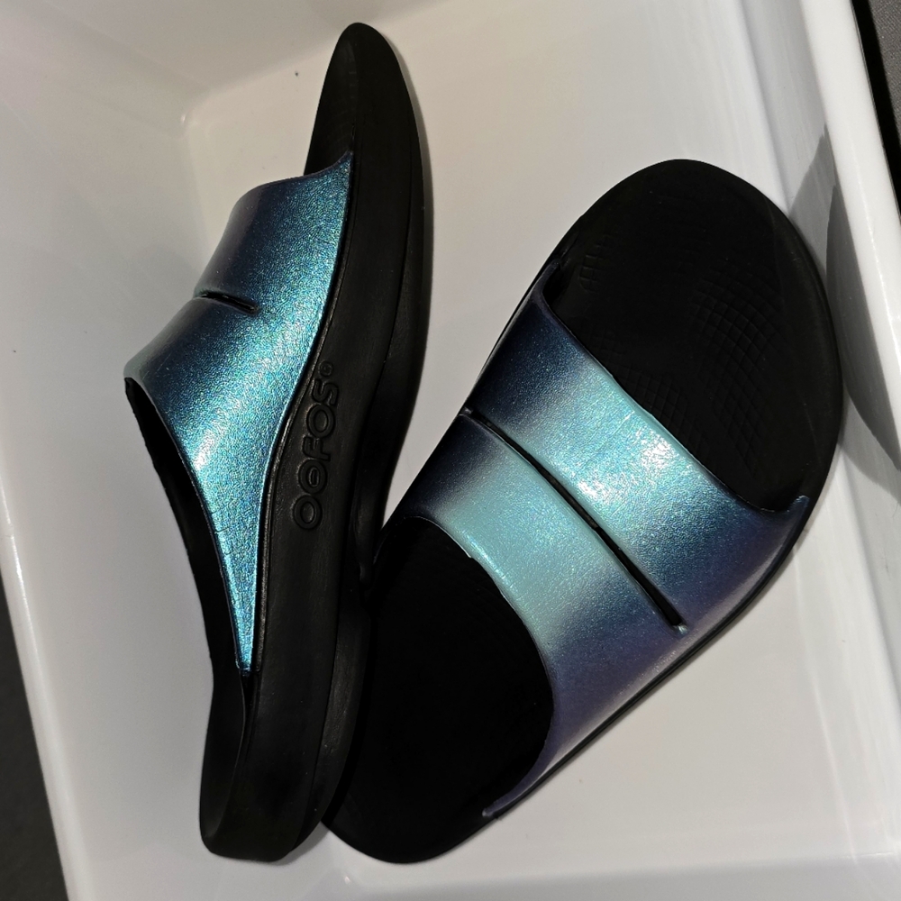 Oofos: OOahh Luxe Recovery Slides in ❄️ Frost, Women’s Size: 10/ Men's Size: 8
